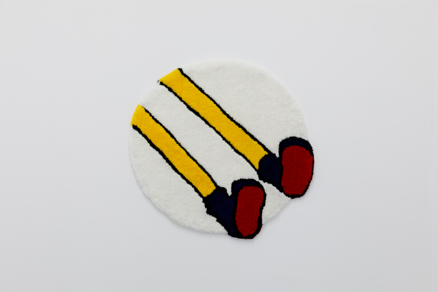 足は投げ出された(霊的なまでに)/Legs were thrown out (Spiritually…) 2023 毛糸、布、糊/Yarn, fabric,glue
